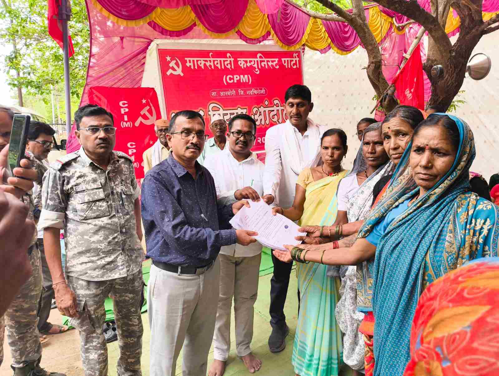 तहसील कार्यालयासमोर माकप चा ठिय्या आंदोलन निराधार योजनेची रक्कम ५ हजार करण्याची मागणी